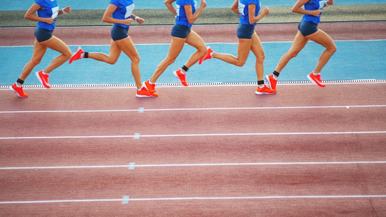 被自己的骚操作逗笑了！拉拉维亚手忙脚乱二次运球逃过裁判判罚